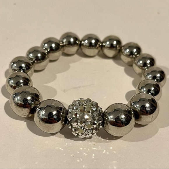 Pre-Owned Women’s Large Silver Toned Beaded Costume Jewelry Bracelet - Picture 1 of 2